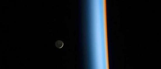 一轮新月从地球上升起，这是日本宇航员Koichi Wakata在国际空间站上拍到的照片。