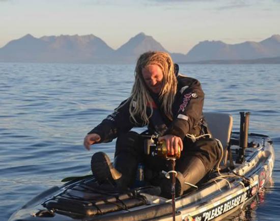 瑞典男子一竿钓起565公斤巨鲨 刷新世界纪录
