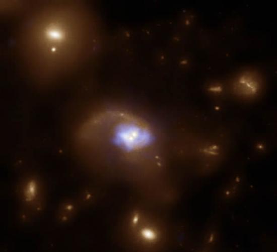 钱德拉宇宙演化巡天项目中得到的一张彩色星系图像。该项目对钱德拉空间X射线望远镜发现的209个早期宇宙中的超大质量黑洞进行研究，确认活动稍平静的AGN大量出现在宇