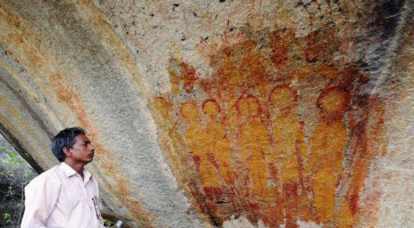 印度万年前洞穴壁画发现外星人和UFO形象