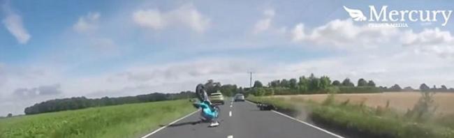 英国男子驾摩托车超车不果被撞飞