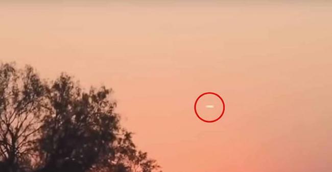 美国德州凯勒市雪茄形状不明飞行物空中静止20分钟 惹UFO疑云