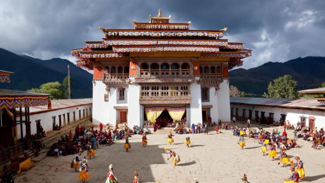 一场庆典在不丹富吉卡谷地（Phobjikha Valley）的岗提寺（Gangteng Monastery）外举行。 PHOTOGRAPH BY PETER A