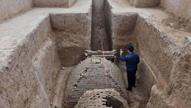 河南郑州黄河南岸思念果岭旁发现2000年前奇特古墓 内藏金字塔状结构墓室