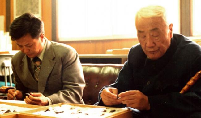 1980年裴文中（右）与盖培（左）在日本札幌考察