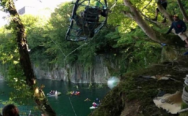 跳崖者自制弩弓椅，将人弹射到空中再跳入湖上。