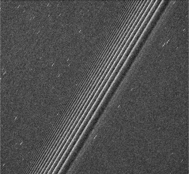 美国太空总署卡西尼号探测船穿越土星环发现空荡无物