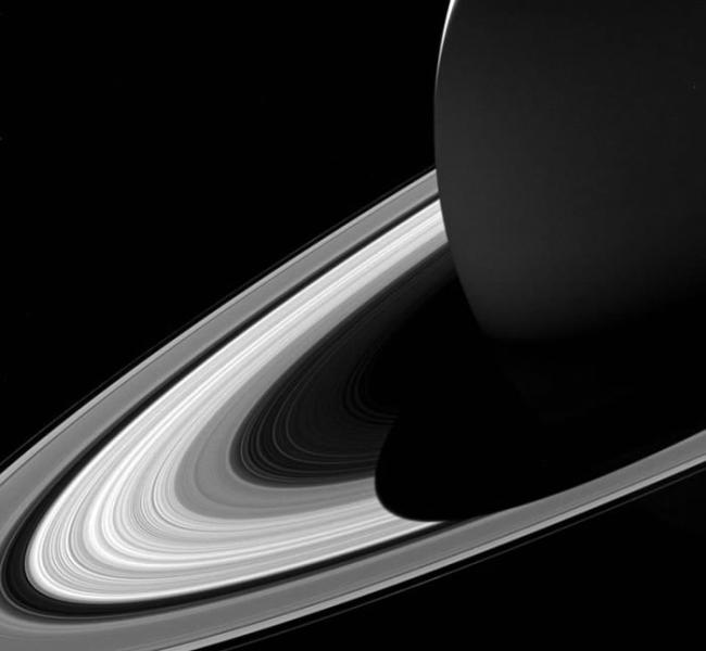 美国太空总署卡西尼号探测船穿越土星环发现空荡无物