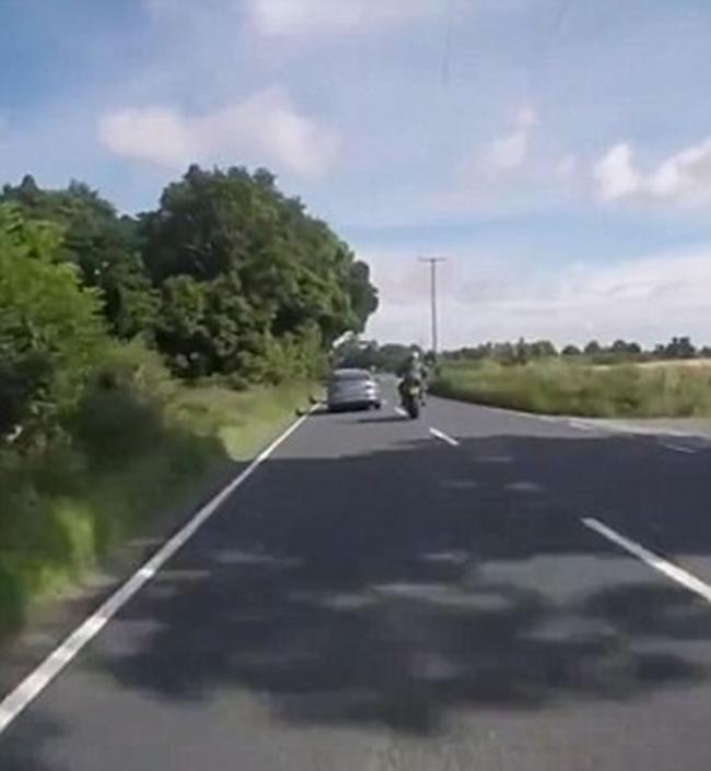 英国男子驾摩托车超车不果被撞飞