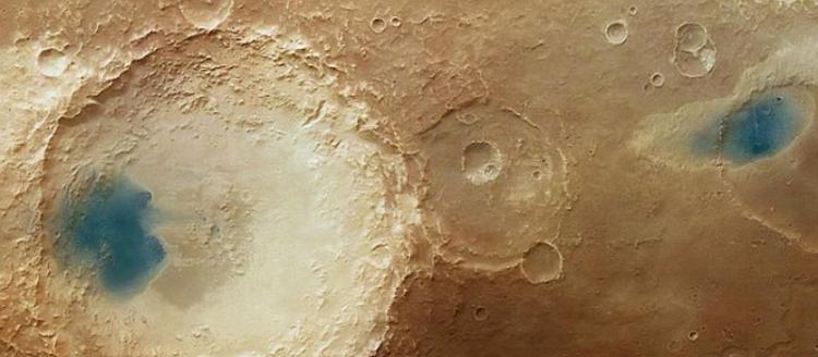 这些在火星陨石坑中发现的蓝色区域，实际上都是随着时间推移堆积起来的黑色沉积物。图中是火星的“阿拉伯高地”。