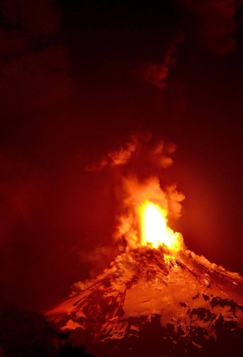智利南部维利亚里卡火山（Volcano Villarrica）在当地时间3日凌晨开始爆发