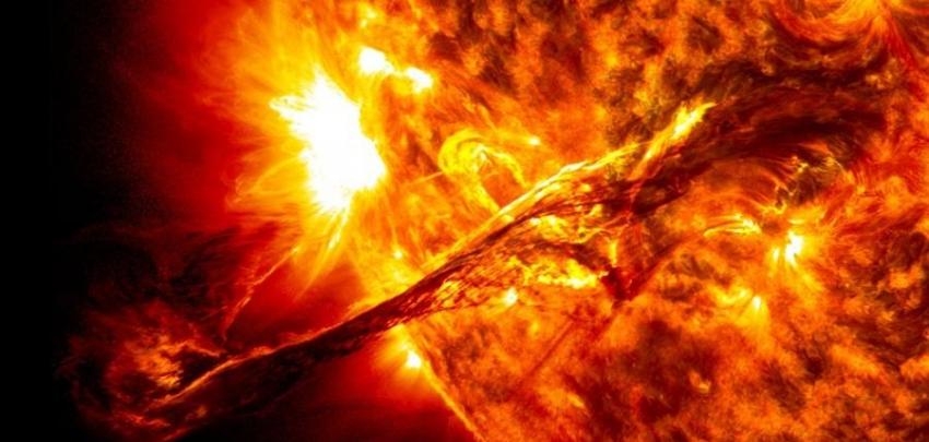 2012年8月，太阳动态观测卫星（SDO）拍摄到了这张美丽图片。当太阳物质喷发时在太阳大气中形成了一种长丝状。这次日冕物质抛射的速度超过900英里每秒（约144