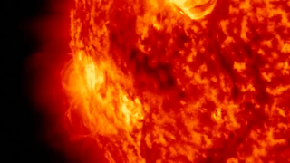 巨大的太阳黑子对准地球时，地球可能遭受一连串破坏性太阳耀斑的撞击。