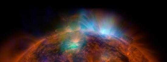 照片显示，X射线从太阳喷射出来。这张用美国宇航局核光谱天文望远镜阵列观测结果制作而成的照片叠加在一张美国宇航局太阳动力学天文台拍摄的照片上。美国宇航局核光谱天文