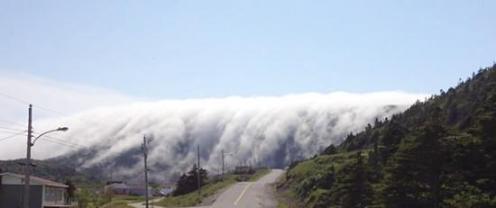 加拿大出现排山倒海般的壮观浓雾