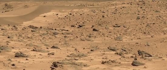 这是火星表面的原始照片。它是勇气号火星车从赫斯本德山顶峰哥伦比亚丘陵一个地点拍摄的一张全景照。