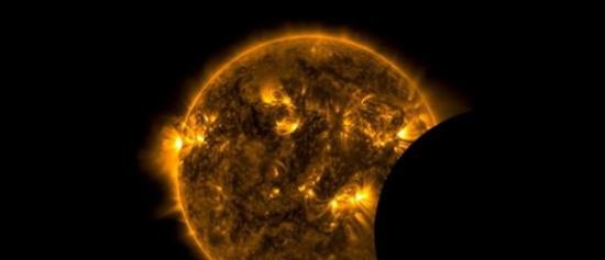 图中是太阳动力学天文台角度观测到的日偏食