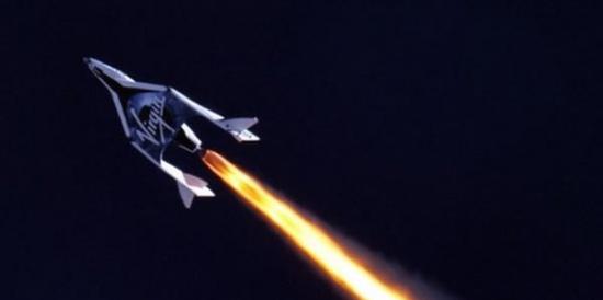 太空船2号有动力飞行测试的照片，可以清楚看到发动机热焰从尾喷口喷出