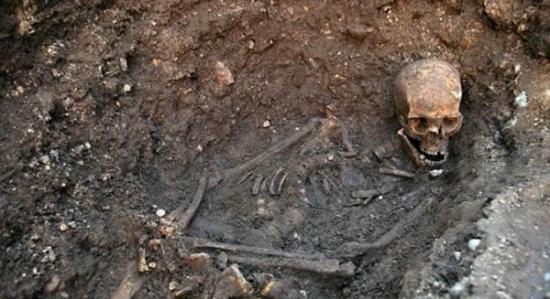 理查三世的骸骨是去年9月在莱斯特的一个停车场进行考古发掘时出土的，这里曾是格雷弗莱尔斯教堂的围地