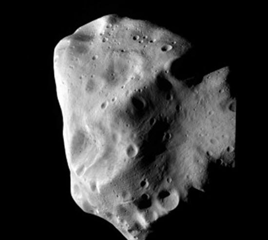 2010年7月，在前往67P/楚留莫夫－格拉希门克彗星的途中，欧洲空间局的罗塞塔探测器拍下了这张司琴星(Lutetia)的图片。