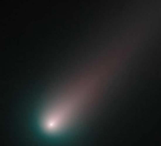 2013年11月2日，哈勃太空望远镜拍下这张艾森彗星的图片。