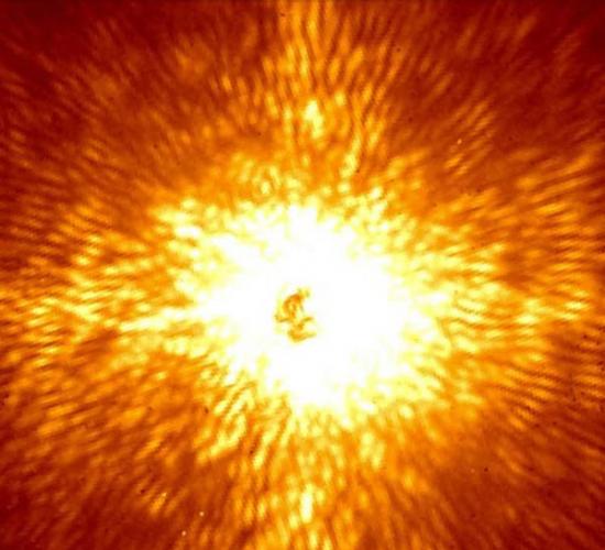 应用几种先进光学技术，“1640计划”的相机能够观测到这张“斑点”图像中HR 8799的部分光线，这张图像中仍然隐藏着4颗行星