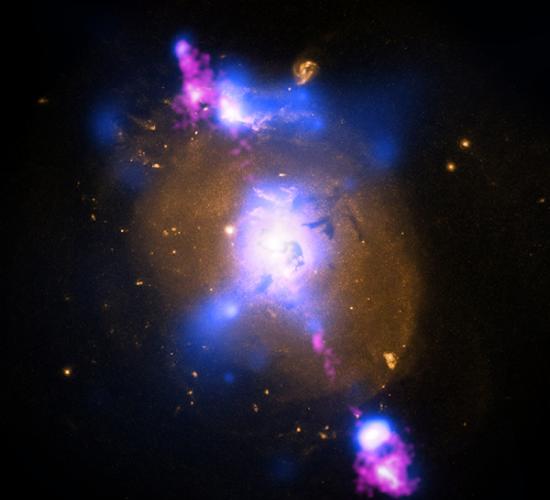 该图像是4C+29.30星系，图中蓝色部分是美国宇航局钱德拉X射线天文台观测的X射线数据；图中金黄色部分是哈勃望远镜观测的可见光数据；图中粉红色部分是甚大望远镜