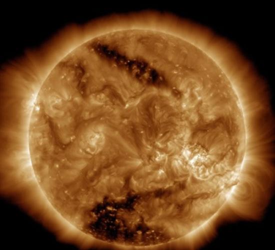 其中较大的一个位于南极附近，据估计覆盖太阳总表面的6%到8%，这使它成为科学家几十年中发现的最大极洞之一。
