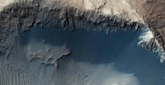 美国太空总署（NASA）发布超高清影片展示火星上多个坑洞地形