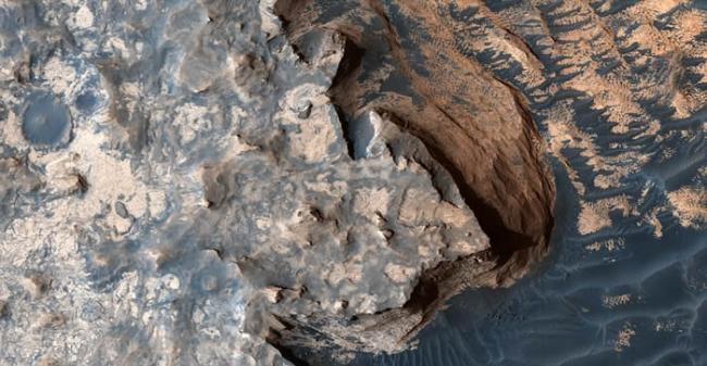 美国太空总署（NASA）发布超高清影片展示火星上多个坑洞地形