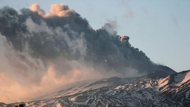 意大利西西里埃特纳火山 岩浆流入积雪引起爆炸10人伤