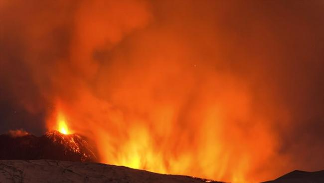 意大利西西里埃特纳火山 岩浆流入积雪引起爆炸10人伤