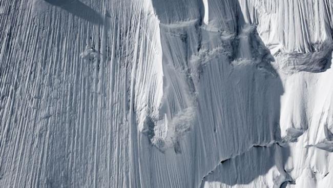 瑞士极限滑雪手Jeremie Heitz在接近垂直的阿尔卑斯山脉高峰向下滑