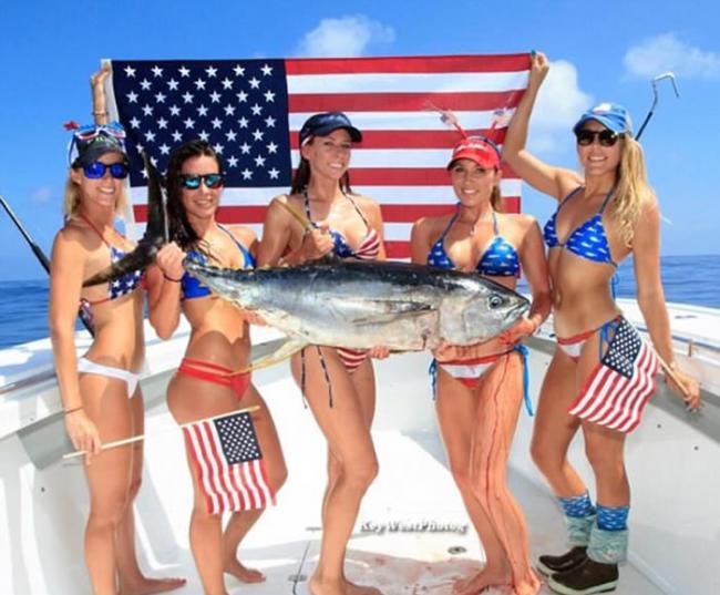 美国佛州迈阿密比坚尼美女Vicky Stark钓大鱼与战利品合照变网红