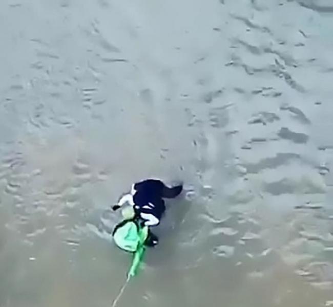 玻利维亚女子玩高空弹跳 绳子太长摔15米河中