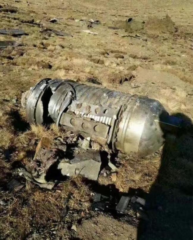 发现坠落物的位置距离酒泉卫星发射中心约400公里，故有人认为可能是火箭残骸。