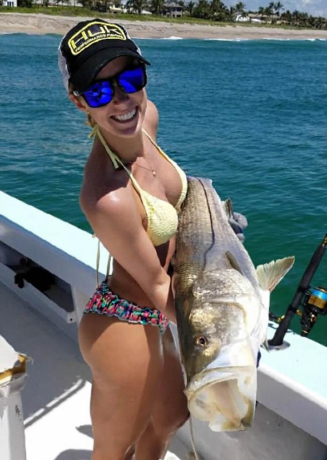 美国佛州迈阿密比坚尼美女Vicky Stark钓大鱼与战利品合照变网红