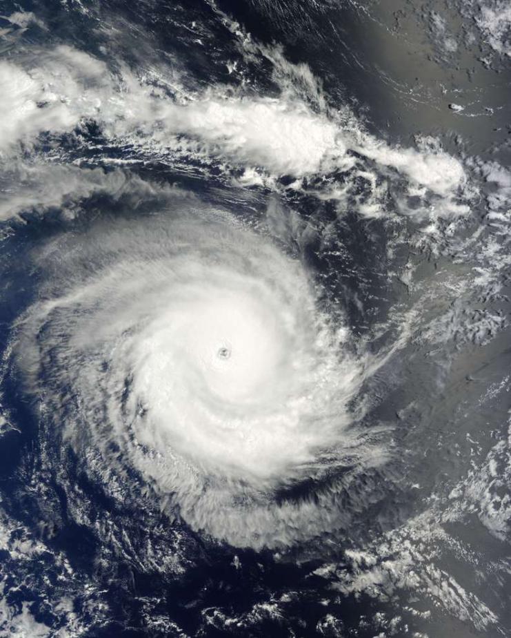 卫星照片显示两大热带气旋Diamondra和Eunice在印度洋中心盘旋