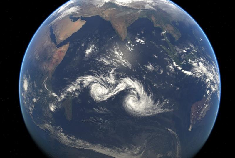 卫星照片显示两大热带气旋Diamondra和Eunice在印度洋中心盘旋