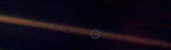 1990年，运行在太阳系边缘的旅行者1号飞船拍摄的地球照片。这张照片也就是后来著称于世的“暗淡蓝点”――地球的脆弱和渺小展露无遗