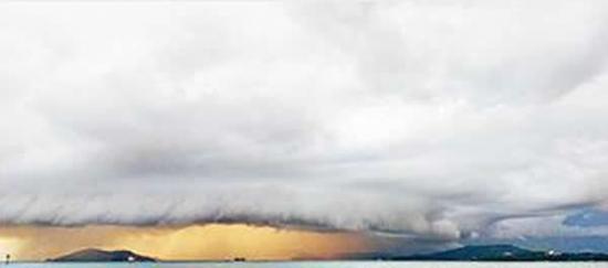 马来西亚沙巴某地出现罕见自然景象“弧状云”