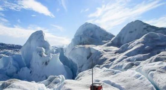 部署在黑尔海姆冰川的20个GPS感应器之一