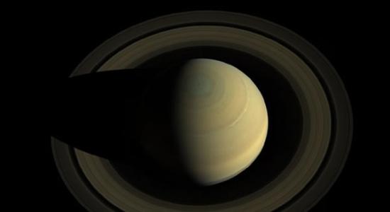 土星极区出现的奇怪的六边形风暴（土星的体积是地球的750倍）