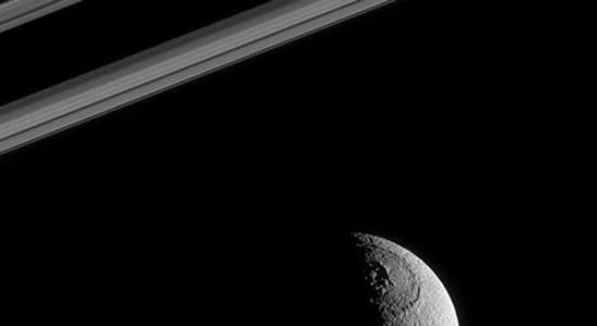 卡西尼飞船拍摄到土卫三奥德修斯陨石坑