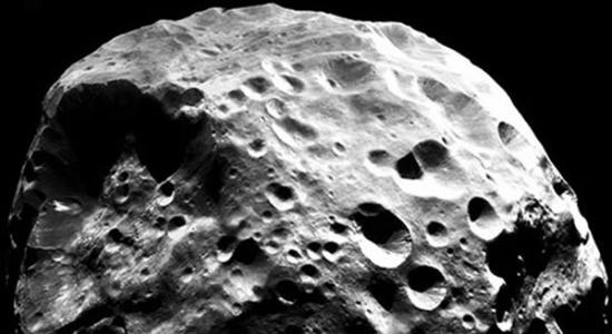 土卫九(Phoebe)是一块巨大的空间岩石