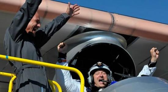 照片显示，皮卡尔(左)和联合飞行员波尔施伯格2010年乘坐原型机成功着陆后欢呼庆祝。