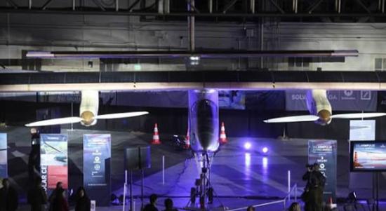 这个科研组希望到2015年乘坐这架太阳能飞机完成一次环球之旅。照片显示，上周，阳光动力HB-SIA飞机在加利福尼亚州一个机库中进行了展示。