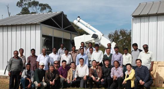 2014年10月3日，中方双方人员在望远镜前合影