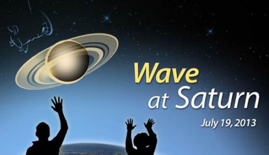 美国宇航局的科学家们将指令正在土星轨道运行的卡西尼飞船从14亿公里之外为地球拍摄全身照。在那一时刻，科学家们号召全世界的人们走出家门，向着土星和卡西尼号挥挥手，