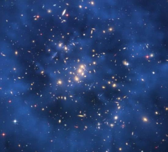 科学家们发现数据显示在与暗能量的相互作用过程中，暗物质正在逐渐减少。这张照片是采用哈勃空间望远镜拍摄图像合成的，展示的是星系团CI0024+17。